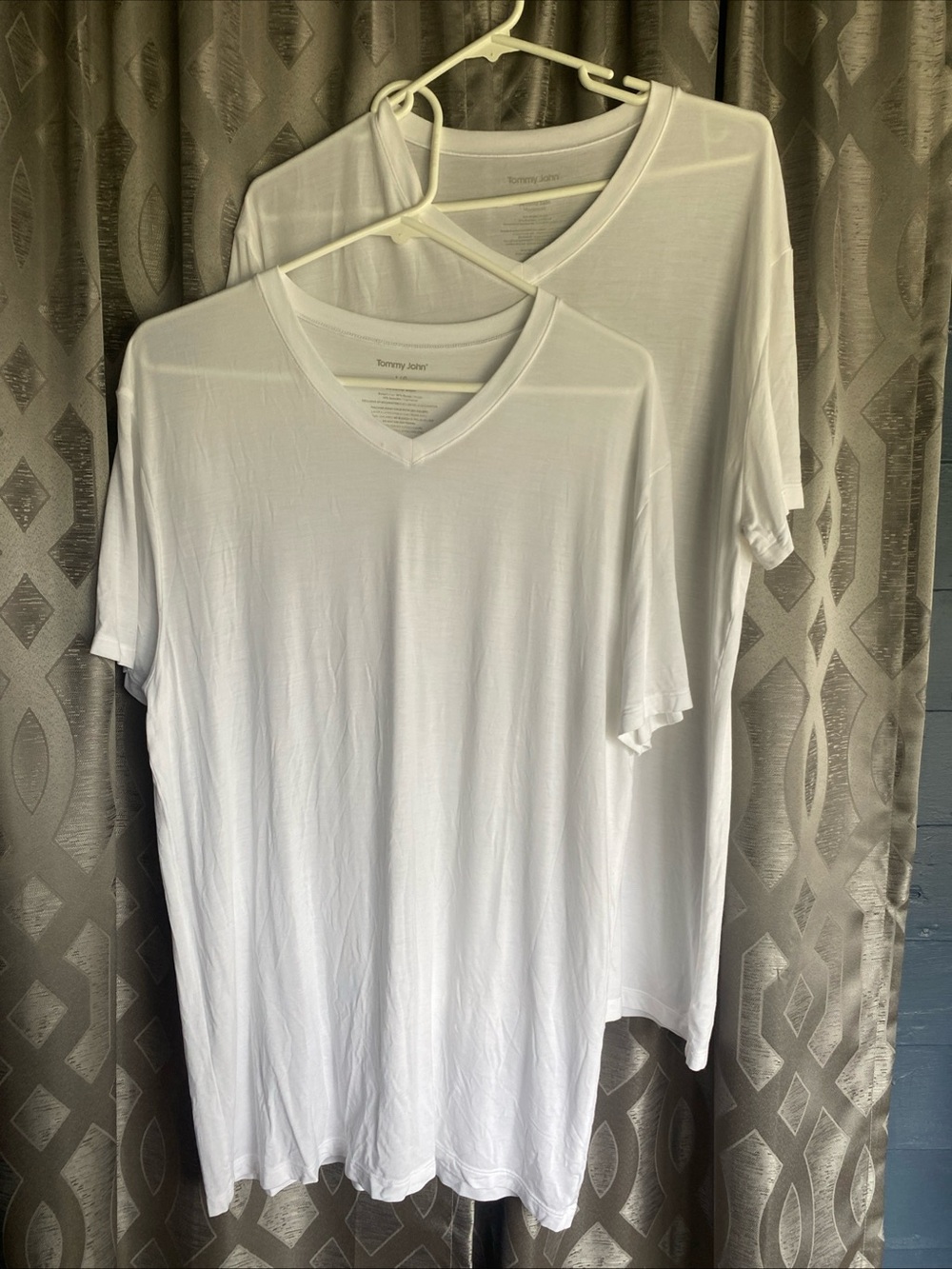 Tommy John Second Skin V-Neck T-Shirt White Men’s Large Stay Tucked Fit (2 pack)
